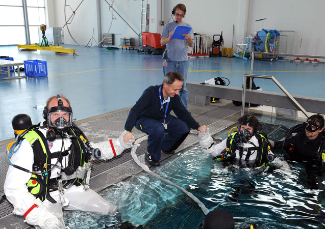 Astronauten und Trainer. Bild: ESA, DLR