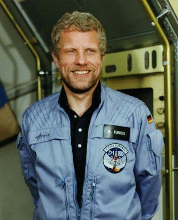 Reinhard Furrer war ein deutscher Wissenschafts-Astronaut, der 1985 im Rahmen der sogenannten D-1 Mission zahlreiche Versuche in Schwerelosigkeit durchführte. 
Bild: DLR