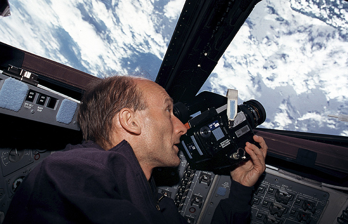 Gerhard Thiele nahm im Februar 2000 an einer Shuttle-Mission teil, bei der die Erde aus der Umlaufbahn vermessen wurde. 
Bild: NASA, ESA