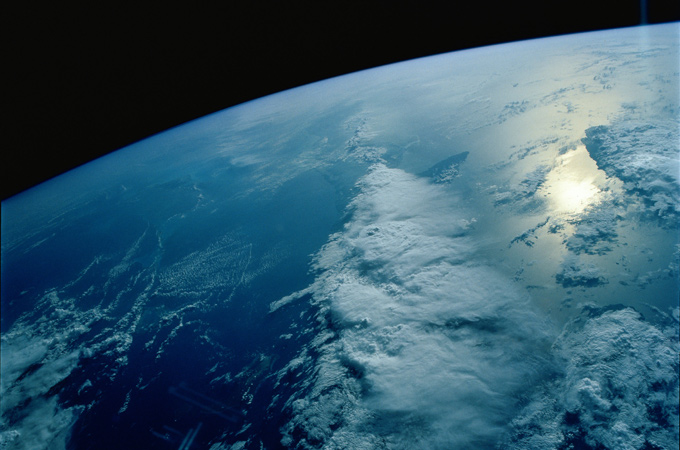 Blick auf die Erde. Nahezu alle Astronautinnen und Astronauten berichten von der Schönheit unseres Planeten. Durchs Fenster auf die Erde zu sehen, gehört daher zu den beliebtesten Dingen, die man in der Freizeit machen kann. 
Bild: ESA
Bild: ESA