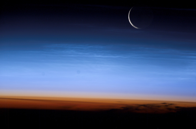 Der Mond über der Erdatmosphäre – so sieht man ihn von Bord der ISS. 
Bild: NASA