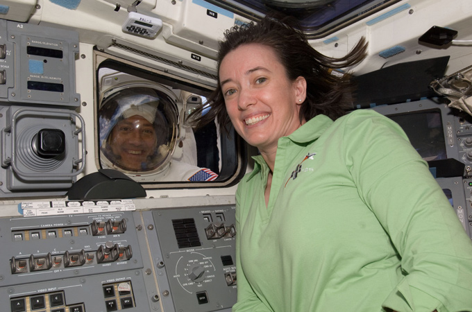 Nur eine Glasscheibe trennt US-Astronautin Megan McArthur im Inneren der Raumfähre von ihrem Kollegen Mike Massimino, der beim Spacewalk eine Pause einlegt und durchs Fenster hineinschaut.
Bild: NASA