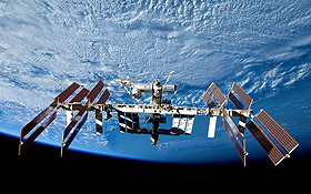 Die ISS umrundet die Erde in nur 400 Kilometern Höhe. Sie ist damit noch nahezu vollständig dem Einfluss der Erdanziehung ausgesetzt. Dass dennoch an Bord Schwerelosigkeit herrscht, hat also mit der Entfernung von der Erde nichts zu tun. 
Bild: NASA