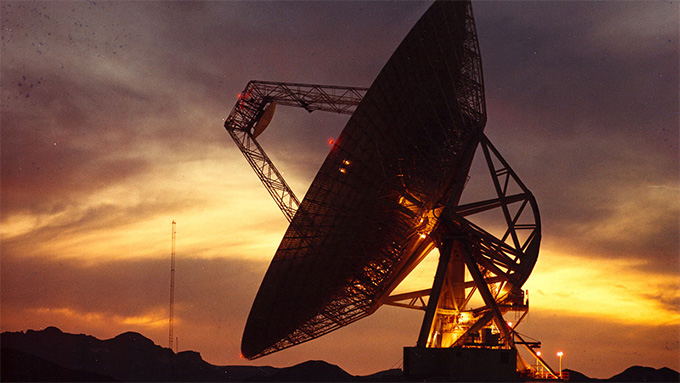 Mit riesigen Antennen wie dieser wird nach außerirdischen Signalen gesucht. Bild: NASA 