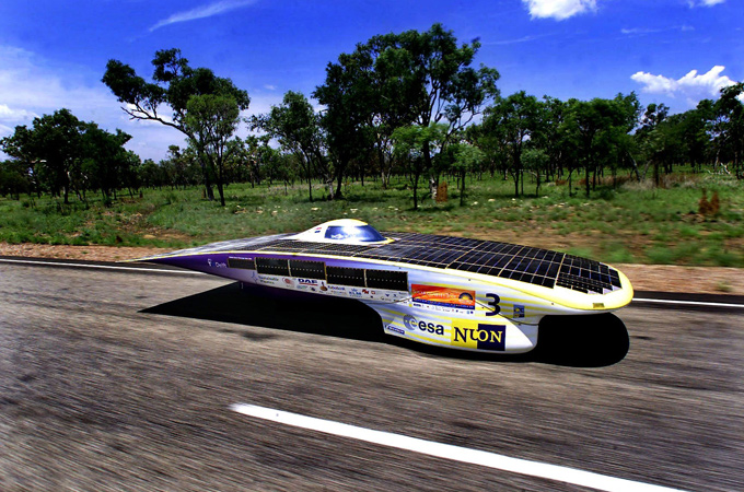 Schon seit Jahren unterstützt die Europäische Weltraum-Organisation ESA Studenten, die sich mit selbst konstruierten Solar-Autos an der World Solar Challenge – dem schwierigsten Solar-Rennen der Welt – beteiligen. Hier das Fahrzeug, das im Jahr 2001 dieses Rennen gewann. 
Bild: ESA, Alpha Centauri Racing Team 