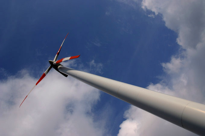 Mit gigantischen Windrädern wird die Kraft des Windes zur Stromerzeugung genutzt – ganz ohne Schadstoffe. 
Bild: Photos.com