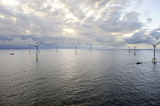 Vor der deutschen Nordseeküste gibt es viele Windkrafträder. 
Bild: DOTI (M. Ibeler)