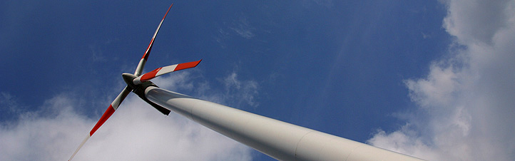 Mit gigantischen Windrädern wird die Kraft des Windes zur Stromerzeugung genutzt – ganz ohne Schadstoffe. <BR>Bild: Photos.com