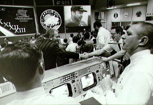 Eine historische Aufnahme: Das Kontrollzentrum feiert die glückliche Rückkehr der drei Astronauten. 
Bild: NASA
