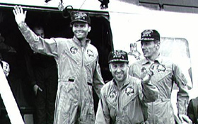 Die Crew von Apollo 13 nach der Rettung: Ein Hubschrauber hat die Astronauten aus der Landekapsel geborgen und auf einen Flugzeugträger gebracht. Bild: NASA