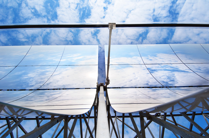 Trotz Wolken können solarthermische Kraftwerke Strom erzeugen. Dafür nutzt man Wärmespeicher. So gibt es auch dann Strom, wenn keine Sonne scheint – auch in der Nacht. 
Bild: DLR, Markus-Steur.de