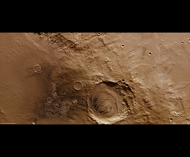 Innerhalb des riesigen Schiaparelli-Kraters befindet sich dieser etwa 40 Kilometer große Krater. Die Aufnahme stammt von der HRSC-Kamera, die an Bord der ESA-Sonde Mars Express den Roten Planeten umkreist. Bild: ESA, DLR, FU Berlin  