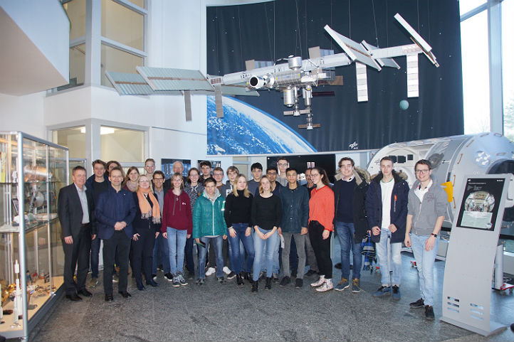 Die Jugend-forscht-Teilnehmer zusammen mit Führungskräften des DLR im Raumfahrtkontrollzentrum. Bild: DLR